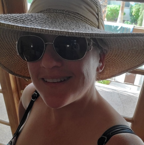 Meet your Posher, *Posh Ambassador* Michelle - Picture 4 of 4